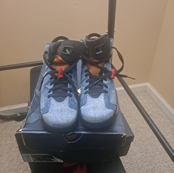 Nike Air Jordan 6 Retro (GS) - Picture 2 of 5